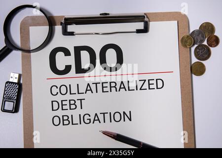 Ein Holzblock mit dem Wort CDO Collateralized Debt Obligation auf weißem Hintergrund. Geschäftskonzept Stockfoto