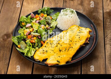 Gebratene Chirosa-Forelle in Zwiebelsauce - kolumbianisches Essen Stockfoto