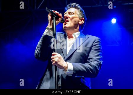 Tony Hadley, Künstlername von Anthony Patrick Hadley, singt auf der Bühne während seiner Live-Auftritte für „Mad About You with the Fabulous TH Band European Tour“ im PalaUnical Theatre am 24. April 2024 in Mantua, Italien. Stockfoto