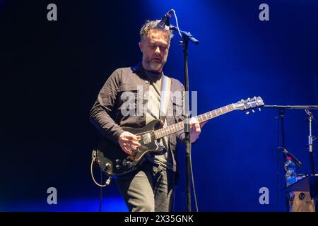 Richie Barrett spielt den Bass während seiner Live-Auftritte für ÒMad About You with the Fabulous TH Band European TourÓ im PalaUnical Theatre am 24. April 2024 in Mantua, Italien. Stockfoto