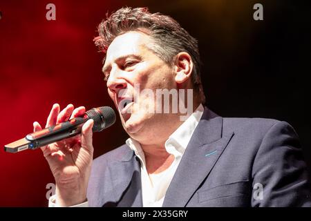 Tony Hadley, Künstlername von Anthony Patrick Hadley, singt auf der Bühne während seiner Live-Auftritte für „Mad About You with the Fabulous TH Band European Tour“ im PalaUnical Theatre am 24. April 2024 in Mantua, Italien. Stockfoto