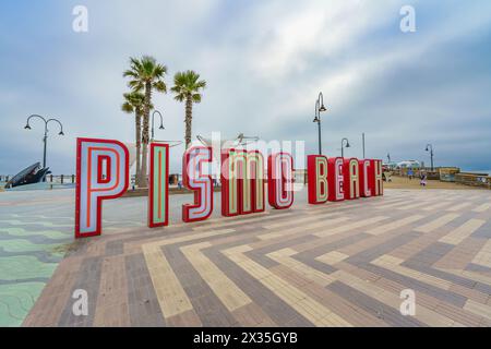 Pismo Beach, Kalifornien, USA - 19. April 2024. Pismo Beach Pier plaza. Die großen aufleuchtenden Buchstaben, Wahrzeichen der Stadt Pismo Beach, Kalifornien Stockfoto