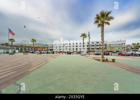 Pismo Beach, Kalifornien, USA - 19. April 2024. Inn at the Pier Hotel, Parkplatz und Pismo Beach Plaza. Stockfoto