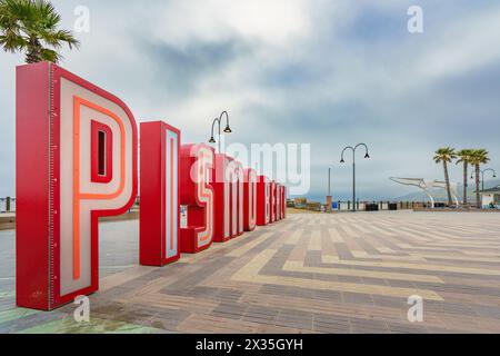 Pismo Beach, Kalifornien, USA - 19. April 2024. Pismo Beach Pier plaza. Die großen aufleuchtenden Buchstaben, Wahrzeichen der Stadt Pismo Beach, Kalifornien Stockfoto