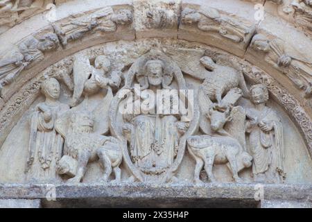 Portal der Kirche San Miguel. Stadt Estella-Lizarra, Navarra, Nordspanien. Tympanum Stockfoto