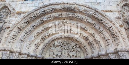 Portal der Kirche San Miguel. Stadt Estella-Lizarra, Navarra, Nordspanien Stockfoto