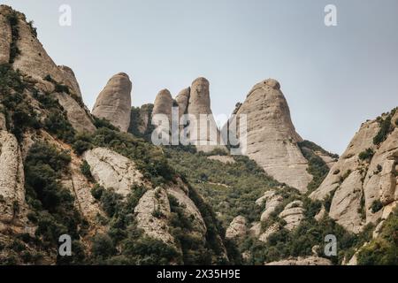 Berge und Felsformationen im Montserrat-Gebirge, in der Nähe von Barcelona, Katalonien, Spanien. Stockfoto