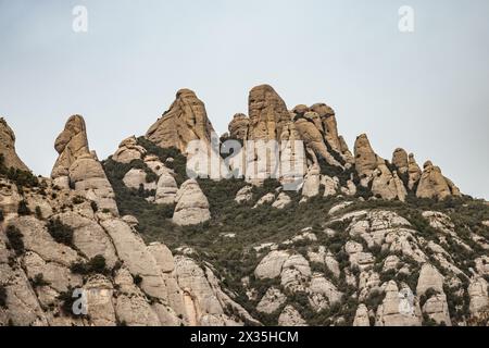 Berge und Felsformationen im Montserrat-Gebirge, in der Nähe von Barcelona, Katalonien, Spanien. Stockfoto