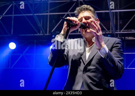 Musikkonzert - Tony Hadley - Mad About You mit der fabelhaften TH Band Tony Hadley, Künstlername von Anthony Patrick Hadley, singt auf der Bühne während seiner Live-Auftritte für Mad About You mit der fabelhaften TH Band European Tour im PalaUnical Theatre am 24. April 2024 in Mantua, Italien. Mantua PalaUnical Theatre Italien Copyright: XRobertoxTommasinix/xLiveMediax LPM 1327369 Stockfoto