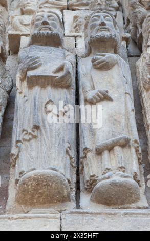 Portal der Kirche San Miguel. Stadt Estella-Lizarra, Navarra, Nordspanien Stockfoto