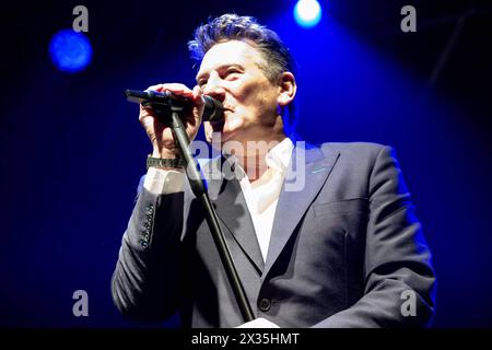 Musikkonzert - Tony Hadley - Mad About You mit der fabelhaften TH Band Tony Hadley, Künstlername von Anthony Patrick Hadley, singt auf der Bühne während seiner Live-Auftritte für Mad About You mit der fabelhaften TH Band European Tour im PalaUnical Theatre am 24. April 2024 in Mantua, Italien. Mantua PalaUnical Theatre Italien Copyright: XRobertoxTommasinix/xLiveMediax LPM 1327381 Stockfoto