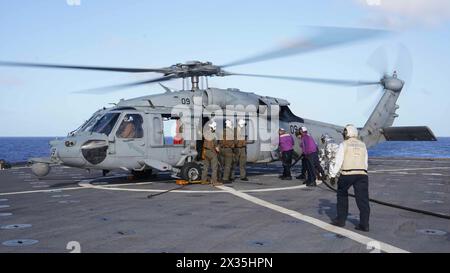 Sailors tanken eine SH-60S SeaHawk, die an der Helicopter Sea Combat Squadron (HSC) 25 befestigt ist, auf dem Flugdeck des amphibischen Dock-Landungsschiffes USS Harpers Ferry (LSD 49), während das Schiff den Pazifischen Ozean durchquert, am 13. April 2024. Harpers Ferry und eingestiegene Teile der 15. MEU führen Routineoperationen im Einsatzgebiet der 7. US-Flotte durch. Die 7. US-Flotte ist die größte nach vorne gerichtete nummerierte Flotte der US Navy und interagiert routinemäßig mit Verbündeten und Partnern, um eine freie und offene Region im Indo-Pazifik zu erhalten. (Foto der US Navy von Mass Communication Specialist 2nd Class Stockfoto