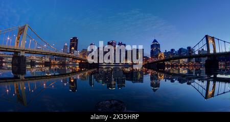 Mirrored City: Downtown Pittsburgh von Allegheny Commons Stockfoto