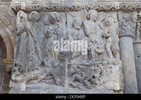 Portal der Kirche San Miguel. Stadt Estella-Lizarra, Navarra, Nordspanien. Relief von St. Michael Stockfoto