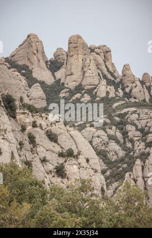 Berge und Felsformationen im Montserrat-Gebirge, in der Nähe von Barcelona, Katalonien, Spanien. Stockfoto