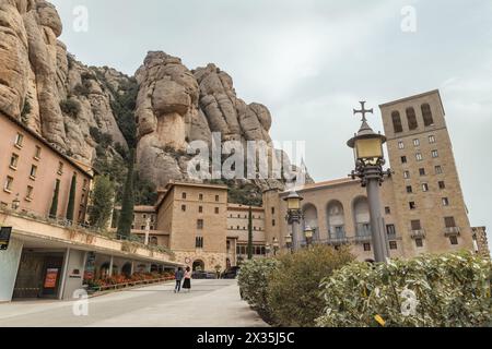 Kloster Santa Maria de Montserrat mit Blick auf die Berge in Monistrol de Montserrat, Katalonien, Spanien Stockfoto