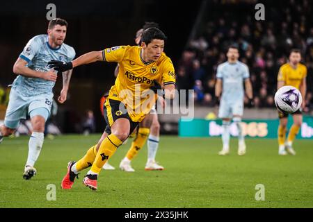 Wolverhampton, Großbritannien. April 2024. Wolverhampton, England, 24. April 2024: Hee Chan Hwang (11 Wölfe) auf dem Ball während des Premier League-Fußballspiels zwischen Wolverhampton Wanderers und Bournemouth im Molineux-Stadion in Wolverhampton, England (Natalie Mincher/SPP) Credit: SPP Sport Press Photo. /Alamy Live News Stockfoto