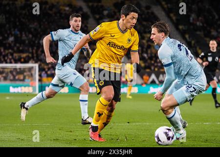 Wolverhampton, Großbritannien. April 2024. Wolverhampton, England, 24. April 2024: Hee Chan Hwang (11 Wölfe) auf dem Ball während des Premier League-Fußballspiels zwischen Wolverhampton Wanderers und Bournemouth im Molineux-Stadion in Wolverhampton, England (Natalie Mincher/SPP) Credit: SPP Sport Press Photo. /Alamy Live News Stockfoto