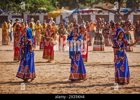 Unidentifizierte Rajasthani-Mädchen bereiten sich auf die Tanzleistung bei vor Stockfoto