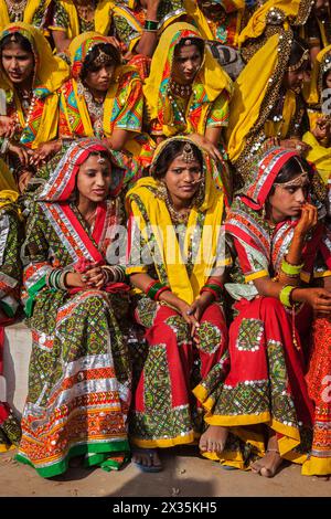 Unbekannte Rajasthani-Mädchen, die sich auf die Tanzvorstellung vorbereiten Stockfoto