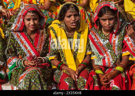 Unbekannte Rajasthani-Mädchen, die sich auf die Tanzvorstellung vorbereiten Stockfoto