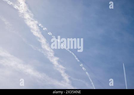 Dampfpfade am blauen Himmel über Barcelona, Spanien. Stockfoto