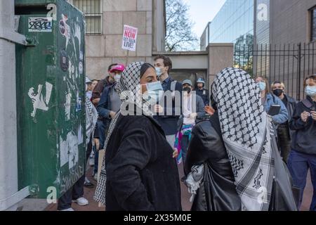 NEW YORK, New YORK – 22. April 2024: Pro-palästinensische Demonstranten demonstrieren vor dem Campus der Columbia University in Manhattan. Stockfoto