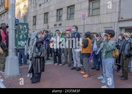 NEW YORK, New YORK – 22. April 2024: Pro-palästinensische Demonstranten demonstrieren vor dem Campus der Columbia University in Manhattan. Stockfoto