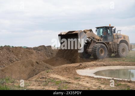 Artenschutz, Bagger schafft Lebensräume am Wasserrand, neu geschaffenes Laichwasser für Amphibien in einer Kulturlandschaft, Stolberg Stockfoto