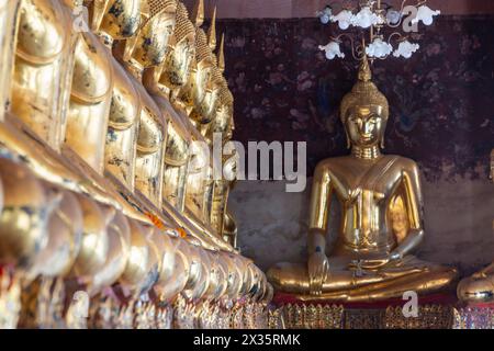 Goldene Buddha-Statuen, Bhumispara-mudra, Buddha Gautama im Moment der Erleuchtung, Wat Suthat Thepwararam, Bangkok, Thailand Stockfoto
