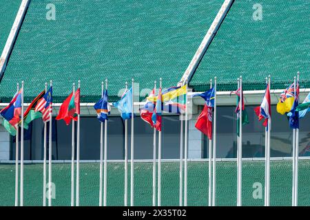 Viele Flaggen vor dem Konferenzzentrum der Vereinten Nationen in Bangkok Stockfoto