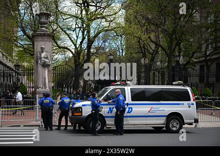Polizei vor der Columbia University am 24. April 3034 in New York City. Stockfoto