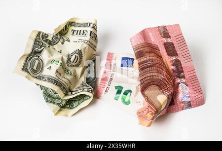 Symbolfoto schwacher Euro, schwacher Dollar, Problem, zerknitterte Banknoten Stockfoto