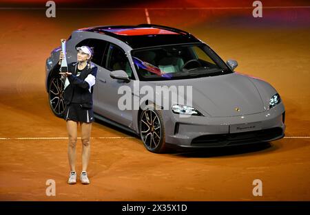 Elena Rybakina (KAZ) Preisverleihung, Auszeichnung, mit Trophäe, Siegerauto Porsche Taycan 4S Sport Turismo, Tennis, Porsche Cup 2024, Porsche Arena Stockfoto