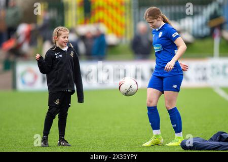 Tondu United Girls in der Halbzeit. Cardiff traf gegen Cardiff City im Genera Adrian Trophy Finale im Bryntirion Park am 12. März 2023. Stockfoto