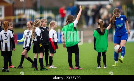 Tondu United Girls in der Halbzeit. Cardiff traf gegen Cardiff City im Genera Adrian Trophy Finale im Bryntirion Park am 12. März 2023. Stockfoto