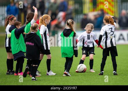 Tondu United Girls in der Halbzeit. Cardiff traf gegen Cardiff City im Genera Adrian Trophy Finale im Bryntirion Park am 12. März 2023. Stockfoto