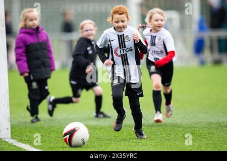 Tondu United Girls in der Halbzeit. Cardiff traf gegen Cardiff City im Genera Adrian Trophy Finale im Bryntirion Park am 12. März 2023. Stockfoto