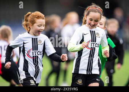 Tondu United Girls in der Halbzeit. Cardiff traf gegen Cardiff City im Genera Adrian Trophy Finale im Bryntirion Park am 12. März 2023. Stockfoto