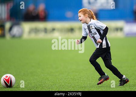 Tondu United Girls in der Halbzeit. Cardiff traf gegen Cardiff City im Genera Adrian Trophy Finale im Bryntirion Park am 12. März 2023. Stockfoto