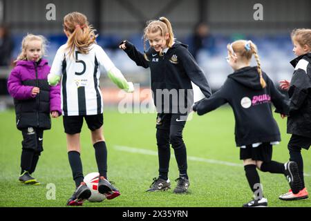 Tondu United Girls in der Halbzeit. Cardiff traf gegen Cardiff City im Genera Adrian Trophy Finale im Bryntirion Park am 12. März 2023. Stockfoto