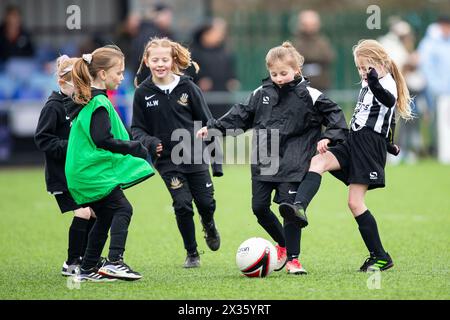 Tondu United Girls in der Halbzeit. Cardiff traf gegen Cardiff City im Genera Adrian Trophy Finale im Bryntirion Park am 12. März 2023. Stockfoto