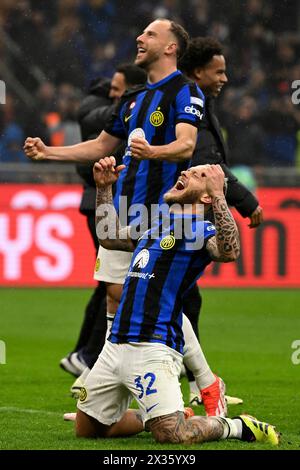 Federico Dimarco und Carlos Augusto vom FC Internazionale feiern den Sieg der italienischen Meisterschaft am Ende des Fußballspiels der Serie A zwischen dem AC Mailand und dem FC Internazionale im Stadion San Siro in Mailand (Italien) am 22. April 2023. Der FC Internazionale gewann den 20. scudetto seiner Geschichte. Stockfoto