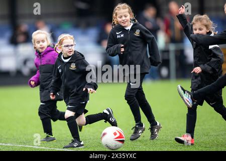 Tondu United Girls in der Halbzeit. Cardiff traf gegen Cardiff City im Genera Adrian Trophy Finale im Bryntirion Park am 12. März 2023. Stockfoto