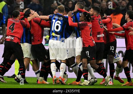 Ein Spiel zwischen Spielern während des Fußballspiels der Serie A zwischen dem AC Milan und dem FC Internazionale im Stadion San Sirostadion in Mailand (Italien), 22. April 2023. Stockfoto