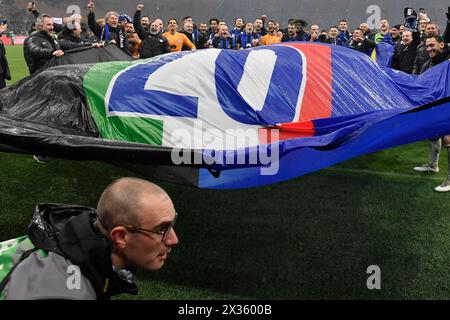 Spieler und Mitarbeiter des FC Internazionale feiern den Sieg der italienischen Meisterschaft am Ende des Fußballspiels der Serie A zwischen dem AC Milan und dem FC Internazionale im San Siro Stadion in Mailand (Italien) am 22. April 2023. Der FC Internazionale gewann den 20. scudetto seiner Geschichte. Stockfoto