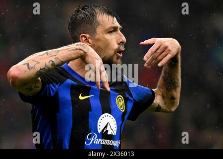 Francesco Acerbi vom FC Internazionale reagierte während des Fußballspiels der Serie A zwischen dem AC Milan und dem FC Internazionale im Stadion San Sirostadion in Mailand (Italien) am 22. April 2023. Stockfoto