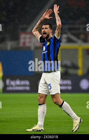 Francesco Acerbi vom FC Internazionale feiert, nachdem er beim Fußballspiel der Serie A zwischen dem AC Milan und dem FC Internazionale im San Siro Stadion in Mailand (Italien) am 22. April 2023 das Tor von 0-1 erzielt hat. Stockfoto