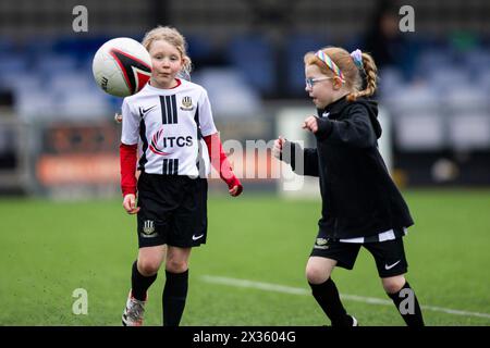 Tondu United Girls in der Halbzeit. Cardiff traf gegen Cardiff City im Genera Adrian Trophy Finale im Bryntirion Park am 12. März 2023. Stockfoto