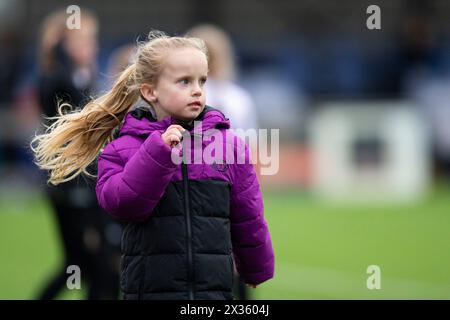 Tondu United Girls in der Halbzeit. Cardiff traf gegen Cardiff City im Genera Adrian Trophy Finale im Bryntirion Park am 12. März 2023. Stockfoto